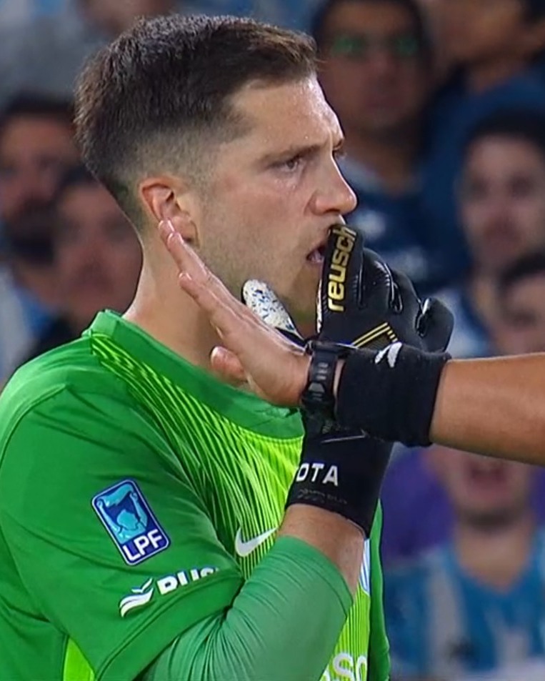 TyCSports's tweet image. En la jugada previa al gol de Facundo Colidio, Cannavo cayó en el área y todo #Racing reclamó.

¿Fue penal de Marcos Acuña sobre el lateral de la Academia? 🤔