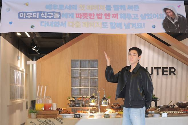 김영대, 군입대 전 10년 함께한 소속사 식구들에 깜짝 선물

감사의 마음을 전하기 위해 마련됐으며, ‘배우로서의 첫 페이지를 함께 써준 아우터 식구들에게 따뜻한 밥 한 끼 해주고 싶었어요, 다녀와서 다음 페이지도 함께 넘겨요’라는 감동적인 멘트와 함께 준비됐다.

 v.daum.net/v/202604130811…