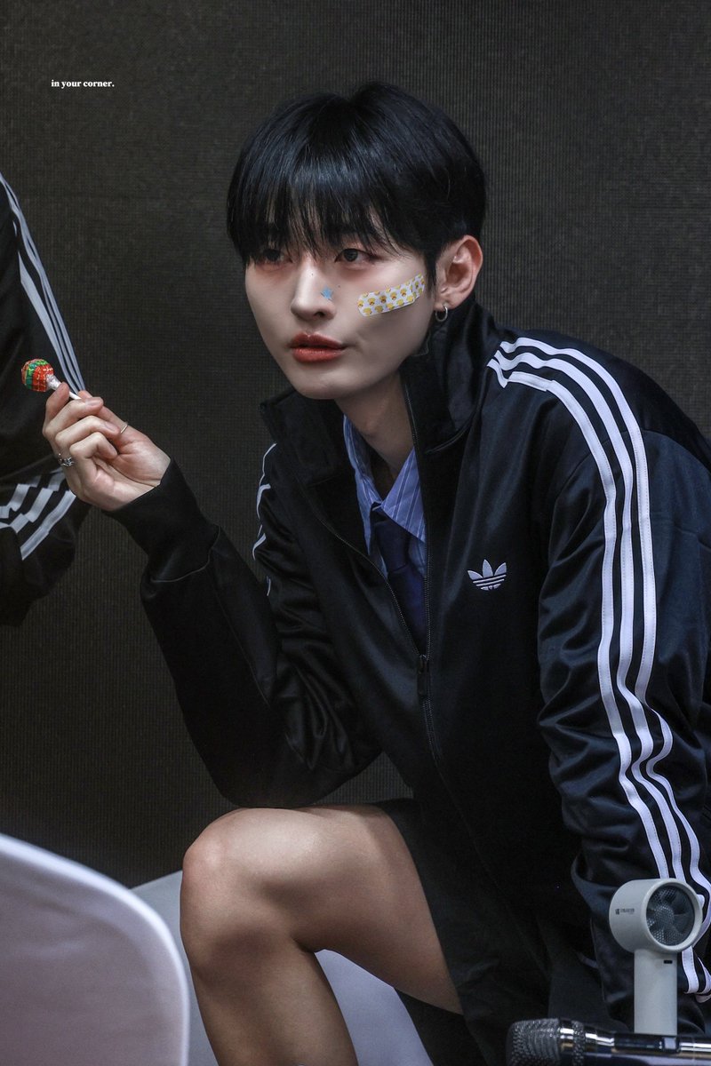 inyourcorner__'s tweet photo. 260411 천구비 팬사인회 in 상하이

허벅지로 자꾸 시선이 가고..🫣

#윤지성 #YoonJisung
#천둥구름비바람
#ThundercloudRainstorm https://t.co/u4QNdUYCVg
