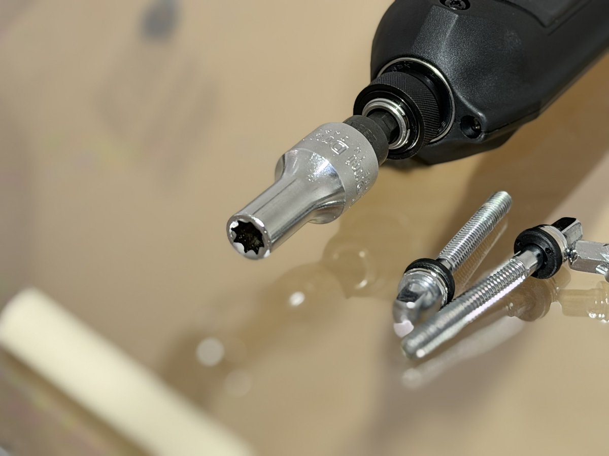 Miuji_Drums's tweet image. 以前テックさんにお借りしてから虜になってしまい購入したマキタのペンインパクトドライバー！
これとTomi Drumsさんのソケットの組み合わせが最強なのです！
4角形のドラムボルトに対してソケットが8角形で、ボルトにスムーズに入ります！
これでメンテナンスの効率UP♪

#makita 
#tomidrums 
#diy