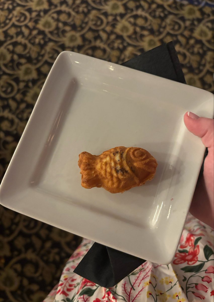 yall i’ve been so ia my fault but i went to a wedding last night it was so precious! here’s some of the taiyaki i had !