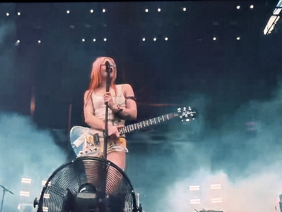 bernestrella's tweet photo. Dejen todo lo que están haciendo, esta tocando Wet Leg en Coachella. https://t.co/ItMvF304q9