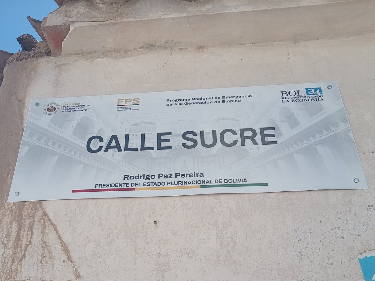 GaboDazaG's tweet photo. Hoy me fui a Yotala con la familia.

Enlosetaron una calle y está el letrero de "Rodrigo Paz, Presidente del Estado"... los letreros de las calles tb tienen el Rodrigo Presidente

Todo pagado por el "Programa de EMERGENCIA para la generación de empleo" que contrata DIRECTAMENTE https://t.co/8NUfPiQ7bk