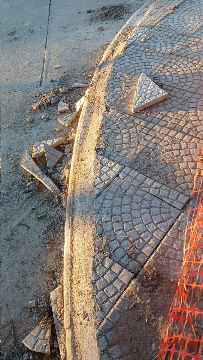El "final de obra" de la contratista de EPEC en barrios Villa Argentina y Empalme, después de DOS MESES de obra para soterrar un cable de media tensión. Quién se hace cargo de esto <a href="/PasseriniOk/">Daniel Passerini</a> o <a href="/MartinLlaryora/">Martín Llaryora</a> ? Pasen y vean cómo dejaron las calles y veredas ☠️