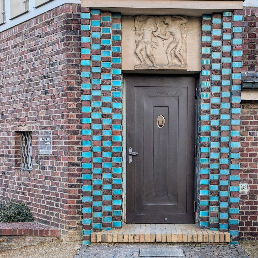 SidewalkSafari's tweet image. I love everything about this #Darmstadt door. instagr.am/p/DXDSJ2jEyCw/