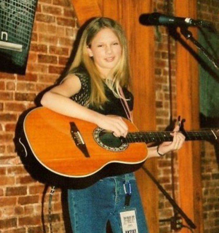 imalltoowell's tweet photo. I love how they remember that artists are child stars only when they are men and we should give them some grace.
but god forbid Taylor says" you wouldn't last an hour in the asylum where they raised me "
As If she hasn't been in the industry since she was 11 
She was a kid too https://t.co/Cz8P3KWUFw