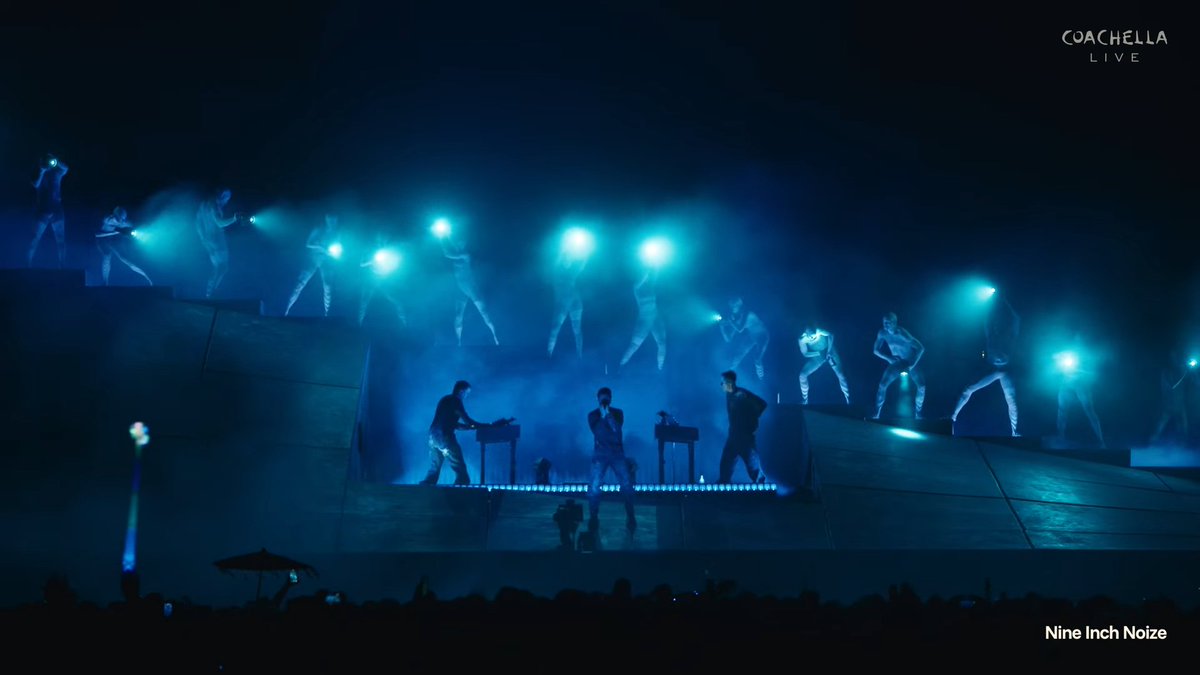 Che qué locura infernal lo de Nine Inch Noize en Coachella, nunca unos synths sonaron tan oscuros y SEXYS. Trent Reznor es Dios
