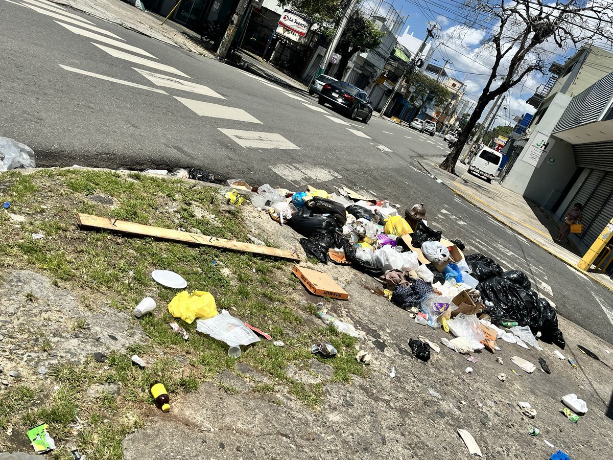 MareeselaS's tweet photo. Hay cosas que no deberían volverse normales.

Calles así no hablan solo de basura…
hablan de lo que estamos tolerando.

Y lo que se tolera, se queda.

No podemos acostumbrarnos.

#NoPodemosAcostumbrarnos #ConcienciaCiudadana #CuidemosLoNuestro #ResponsabilidadDeTodos https://t.co/2cAZilEjNY