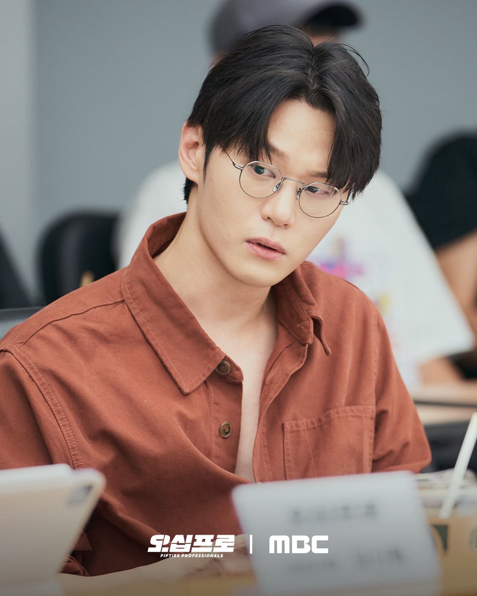 아저씨 단추 어디까지 푼 거에요❓ 
이학주가막유혹하눼