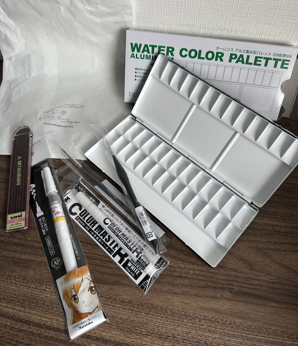 swantee1106's tweet photo. For those who like to draw/paint, Aoba Gasou 青葉畫莊 is well equipped with papers, brushes, paints, etc. I’m happy I found this 39c palette &amp; various white pigment pens.

#SpendMoneyinSendai
#Sendai https://t.co/LF4m3qxHWi