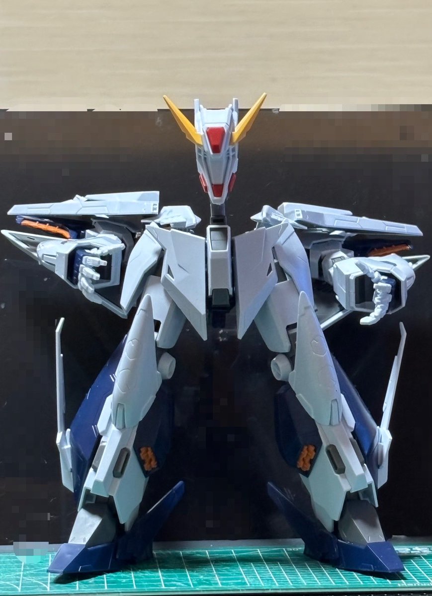 yn211_df's tweet photo. クスィユニットの着込み方①〜⑥

①クスィアーマーを用意する。
②上半身を折り曲げスペースを確保する。
③起立した下半身の上にコアユニットをセット。 https://t.co/OSvDT3YOX1
