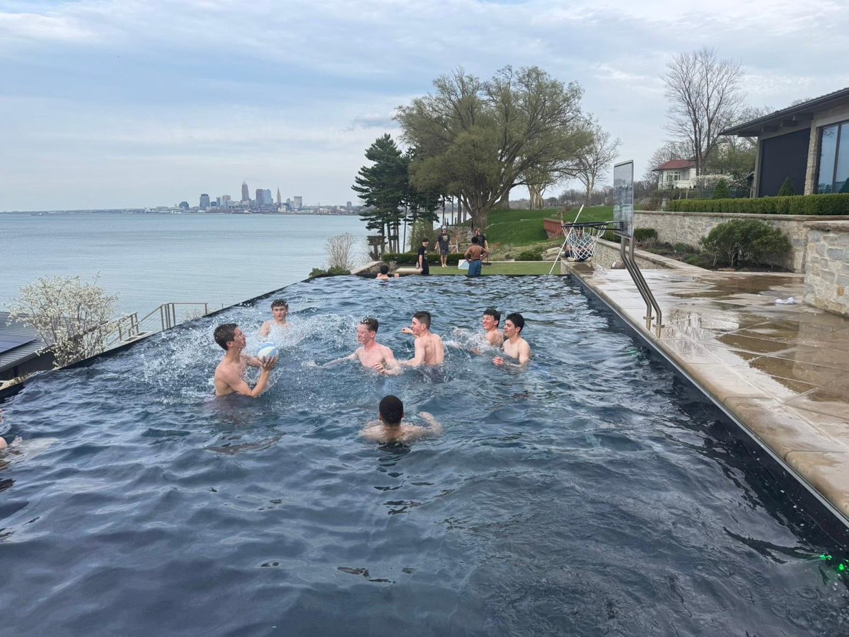 SEHS_BASEBALL's tweet photo. The Freshman team had their first Team Meal of the year on this beautiful Sunday! 

Thankful for the Coury family for hosting our first team meal as a Freshman program! It was a great team bonding experience accompanied by some great food and hospitality! Excited to continue to see this Freshman class grow! 

#Edsup 🦅 | #Rollbirds 🦅