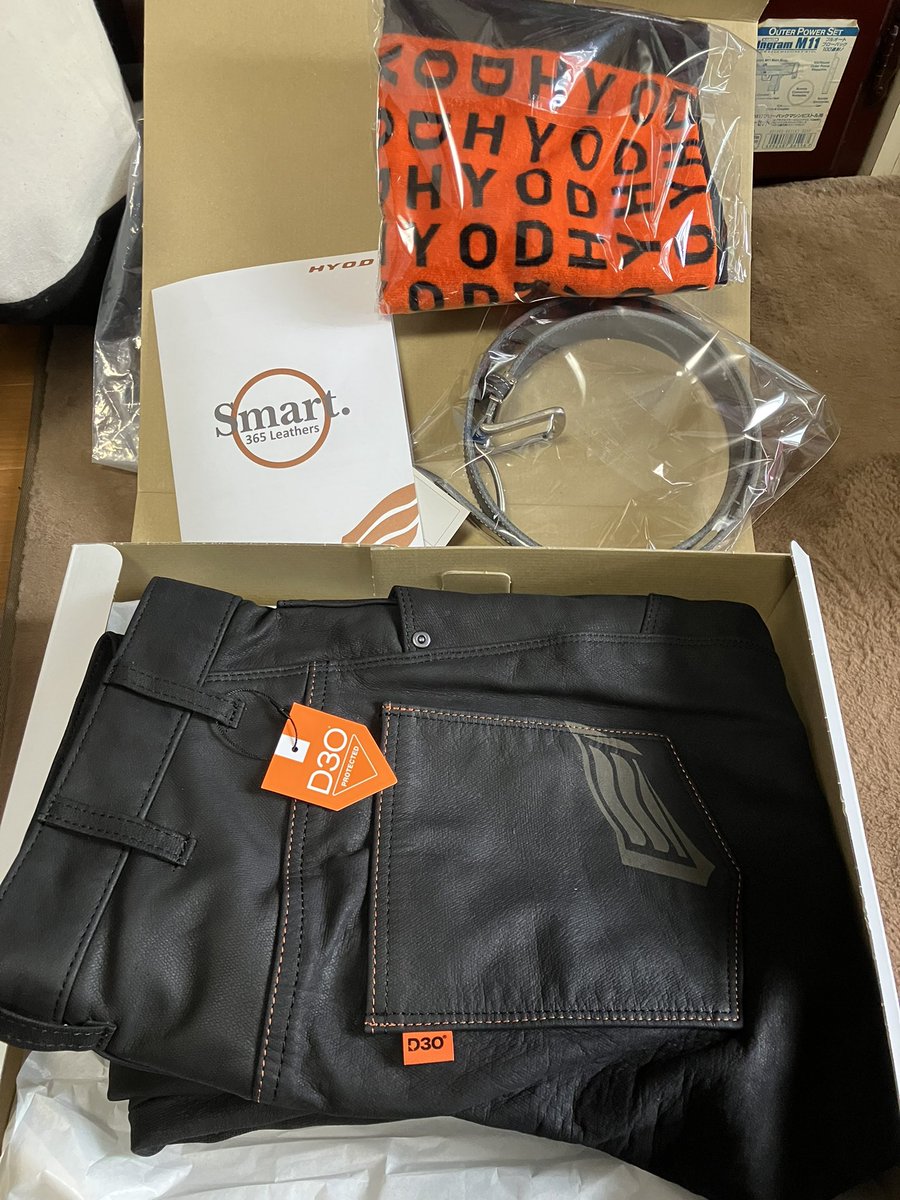 zeromax18's tweet photo. 買い物でストレス発散！
今ならベルトが貰えてタオルもプレゼント！おねーさんが手取り足取りフィッティングしてくれる！
スマートレザーなるレザーパンツ買って来た。
たけぇ https://t.co/Q2YutlF2XP