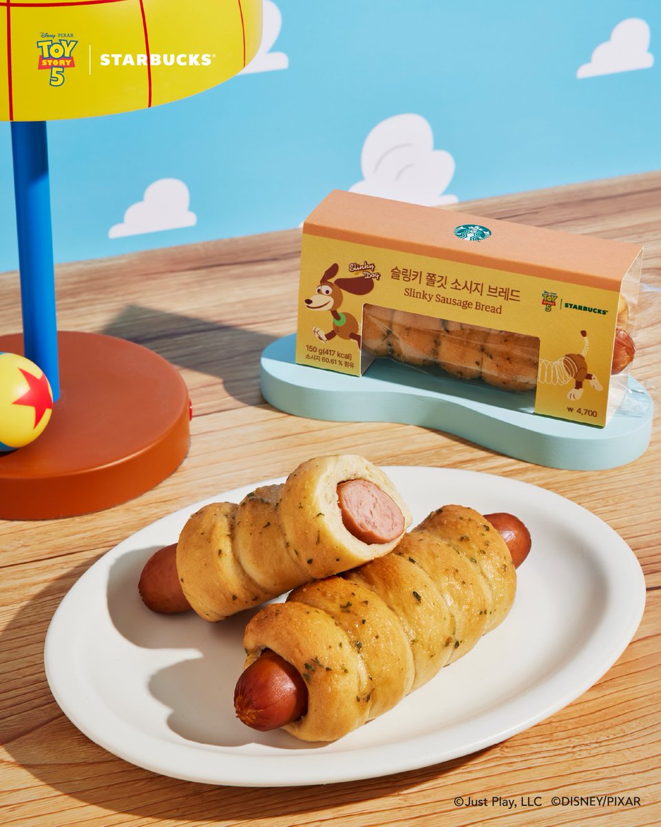 StarbucksKorea's tweet image. 𝑌𝑜𝑢 𝑘𝑛𝑜𝑤 𝑤ℎ𝑒𝑟𝑒 𝑡𝑜 𝑓𝑖𝑛𝑑 𝑢𝑠.​

돌돌 말린 쫄깃한 도우에​
육즙 가득 두툼한 소시지가 더해지고​
어니언 소스까지 조화롭게 어우러진​
슬링키 쫄깃 소시지 브레드 🐶🌭​
​
✅슬링키 쫄깃 소시지 브레드는 4월 15일(수) 출시됩니다.​

#Starbucks #Starbuckskorea #스타벅스