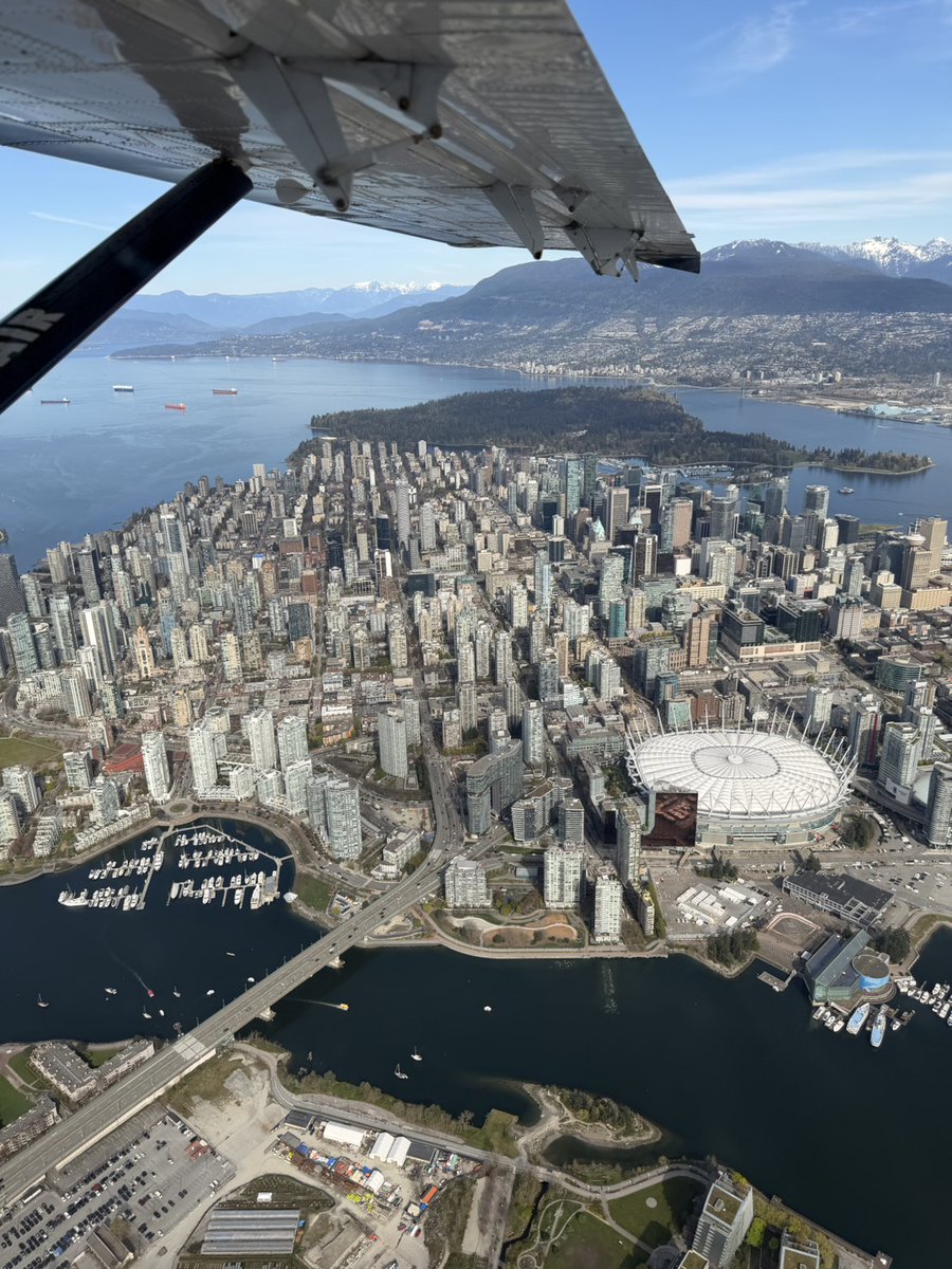BlueOceanTFM's tweet image. #住吉美紀 はカナダ取材に出張中🇨🇦
お電話で中継がつながっています📞
お写真も届きましたよ~📸

#TOKYOFM #BlueOcean
#てつお #てつおーしゃん
@miki_catgirl45 
@tetsuo14