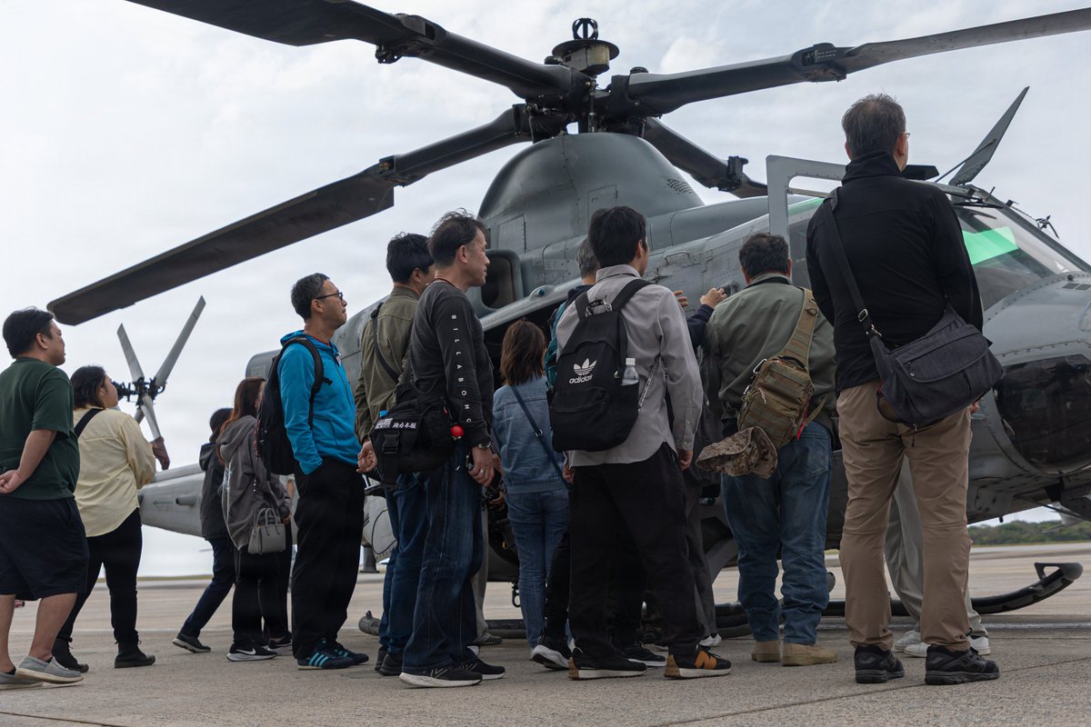 1stMAW_Marines's tweet image. Local social media influencers tour Marine Corps Air Station Futenma during Social Media Follower Day.

📍MCAS Futenma, Okinawa, Japan — Mar. 20, 2026.

Social Media Follower Day helps influencers better understand the U.S. #Marine Corps presence on #Okinawa and base functions.