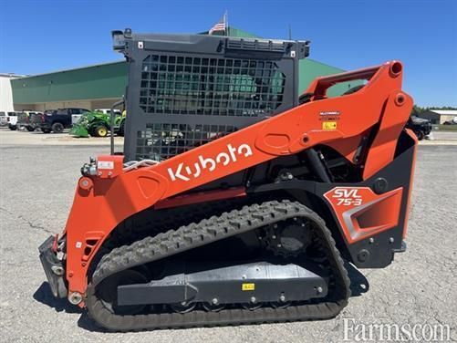 FarmsNews's tweet image. 2025 Kubota SVL75-3 ⏬

Cab with air conditioning, aux hydraulics, ISO pattern, ride control, 2 speed powertrain, air ride seat, and more.

usfarmer.com/skid-steer-loa…

#ForSale @HeritageTractor