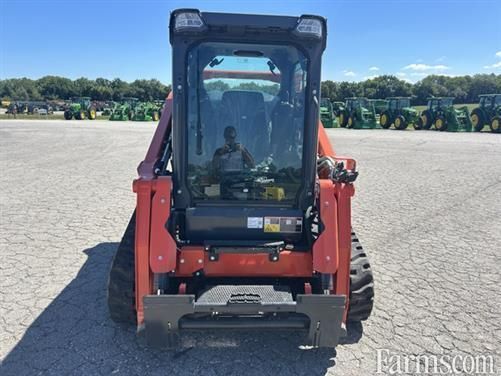 FarmsNews's tweet image. 2025 Kubota SVL75-3 ⏬

Cab with air conditioning, aux hydraulics, ISO pattern, ride control, 2 speed powertrain, air ride seat, and more.

usfarmer.com/skid-steer-loa…

#ForSale @HeritageTractor