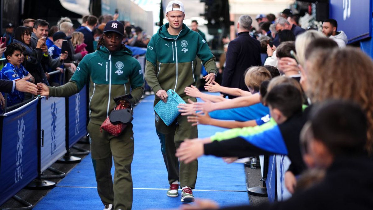 soccerexpert_1's tweet image. The stage is set at Stamford Bridge. Chelsea, with renewed ambition, face Man City in a match that could reshape the title race. A win for City would close the gap and put pressure back on Arsenal. #ChelseaVsManCity #PLTitleRace
