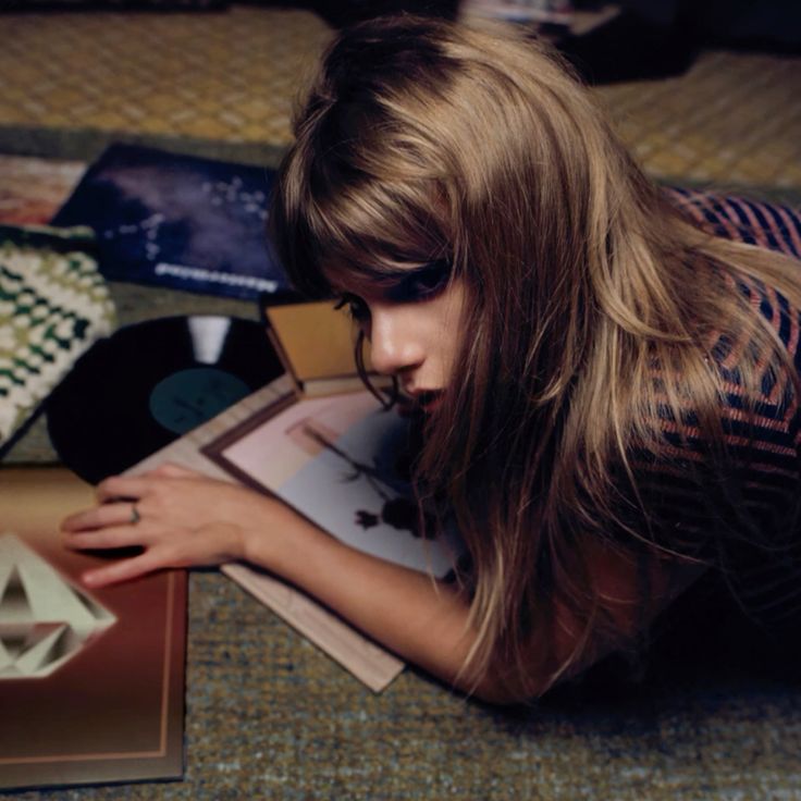 Pov: it is late 2022, Taylor Swift just released "Midnights", the downton girl aesthethic was on it's peak and Taylor is officially touring again