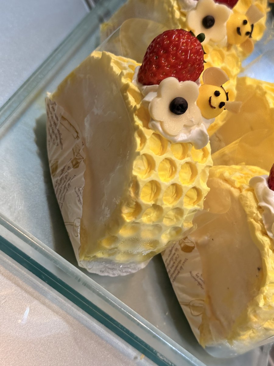 P_FraiseFraise's tweet photo. たぬきケーキに続き可愛い商品登場しております！
[ハニーチーズ]
レアチーズケーキです🐝

たぬきさんもハチさんもよろしくお願いします🌷◍𓂂*

 #谷塚  #ケーキ  #たぬきケーキ  #レアチーズケーキ https://t.co/WOs5X5VU84