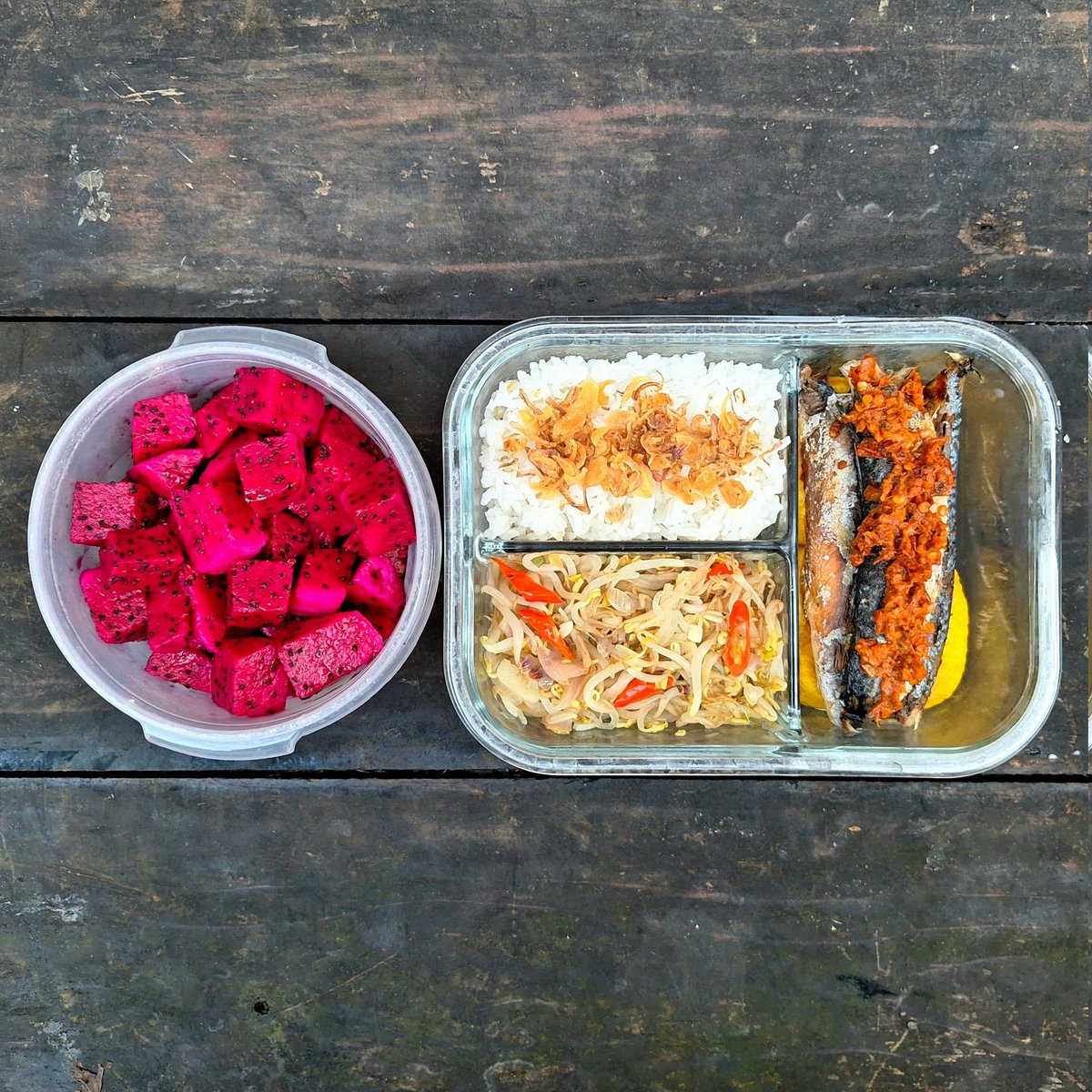 sanitamima's tweet image. Back with my #lunchbox
Bekal hari ini: tahu, pindang, sambel, cah tauge, &amp;amp; buah naga ✨️
Selamat Senin 🙃
#bento