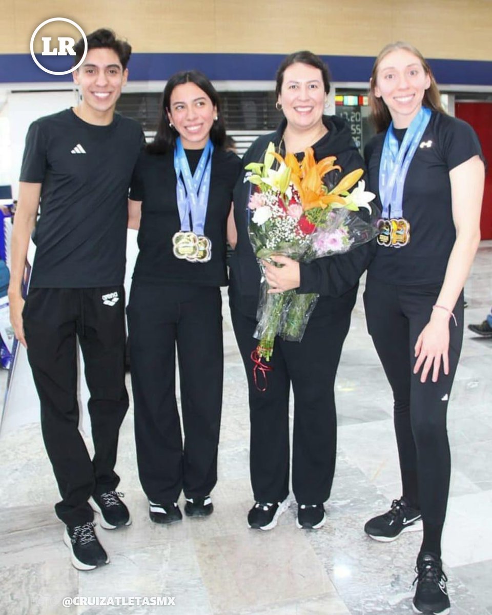 LaRazon_mx's tweet photo. ¡Regreso triunfal! 📸🇲🇽 El equipo mexicano de natación artística volvió al país tras su participación en el clasificatorio rumbo a los Centroamericanos en Santiago de Chile. 🏊♀️✨
#NataciónArtística #México #Deportes #Chile #Centroamericanos #Noticias https://t.co/GDMf00O3WF