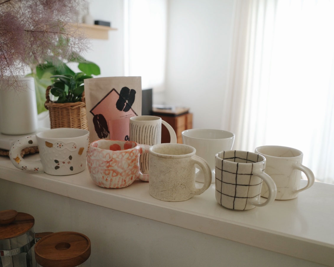 お出かけには、カメラと本と、音楽と。コーヒーショップ店員のかばんの中身