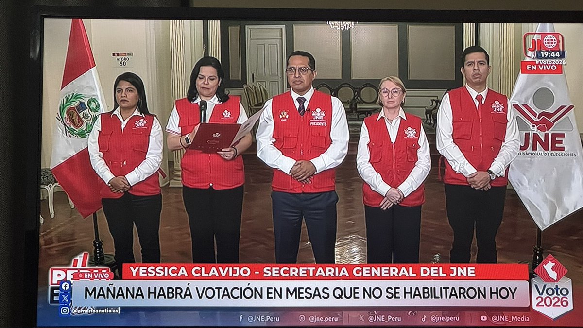 #ÚltimoMinuto <a href="/JNE_Peru/">JNE Perú</a> dispone que mañana Lunes 13 habrá votación de 7 am a 3pm, en mesas que no se habilitaron hoy.
<a href="/pcorvetto/">Piero Corvetto</a> no ha garantizado el proceso electoral, debe renunciar y ser apresado en el acto, elecciones distorsionadas 
#FraudeEleccionesPerú #FraudeOnpe