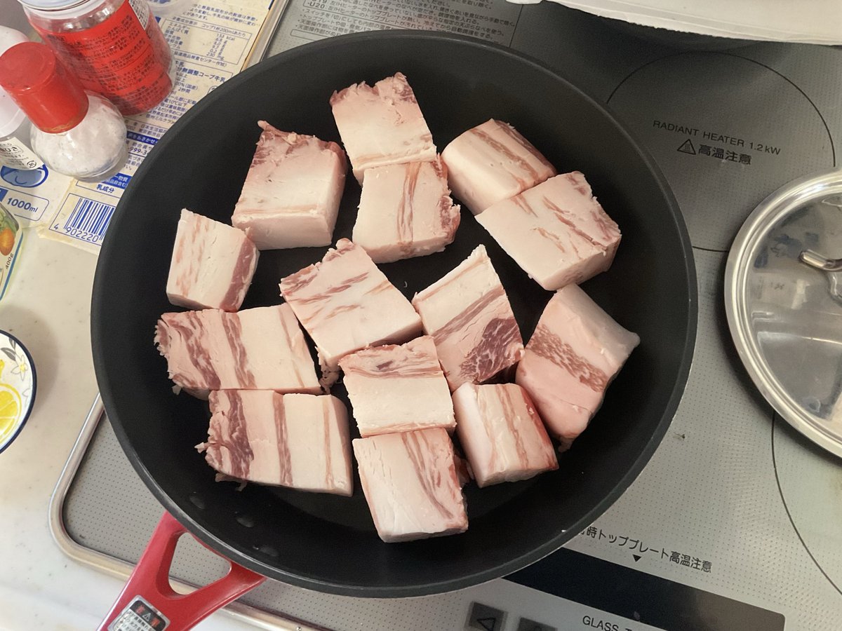 MarvelousDady's tweet photo. 角煮作成中わし

「肉が赤く見えない」
「白が七分で赤が三分、いいか 白が七分に赤が三分だ」 https://t.co/KtB1R8x7Iw