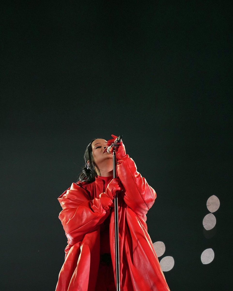 Con el tema de J en Coachella y la justificación sin sentido de sus fans, me hace recordar como criticaron a Rihanna en su halftime por “aburrido”.
Ah pero como J ya tiene años en la industria según sus fans puede quedarse sentado y así, sabes?
HIPOCRESÍA.