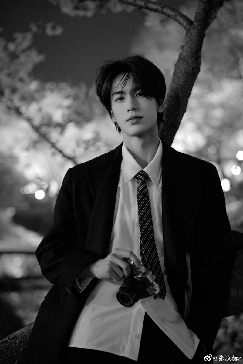 byeolmp's tweet photo. これなんか見かけると思ったら3年前の昨日上がってたりんほさんだったみたい🥺桜とりんほさんて本当たまらんよな...そして表情が美しすぎて...漫画から飛び出て来たイケメン感がすごい...しかもモノクロもﾊｵ...1枚目今も抖音のプサだし... https://t.co/t7NdWGhDMM