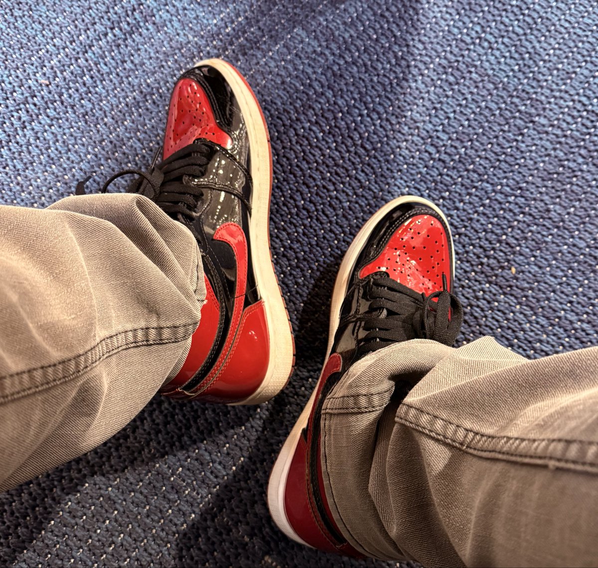 bflexx77's tweet photo. Still snowing outside in Alaska 😭. Patent leather it is!  #kotd  #akweather https://t.co/fazWxPO9G7