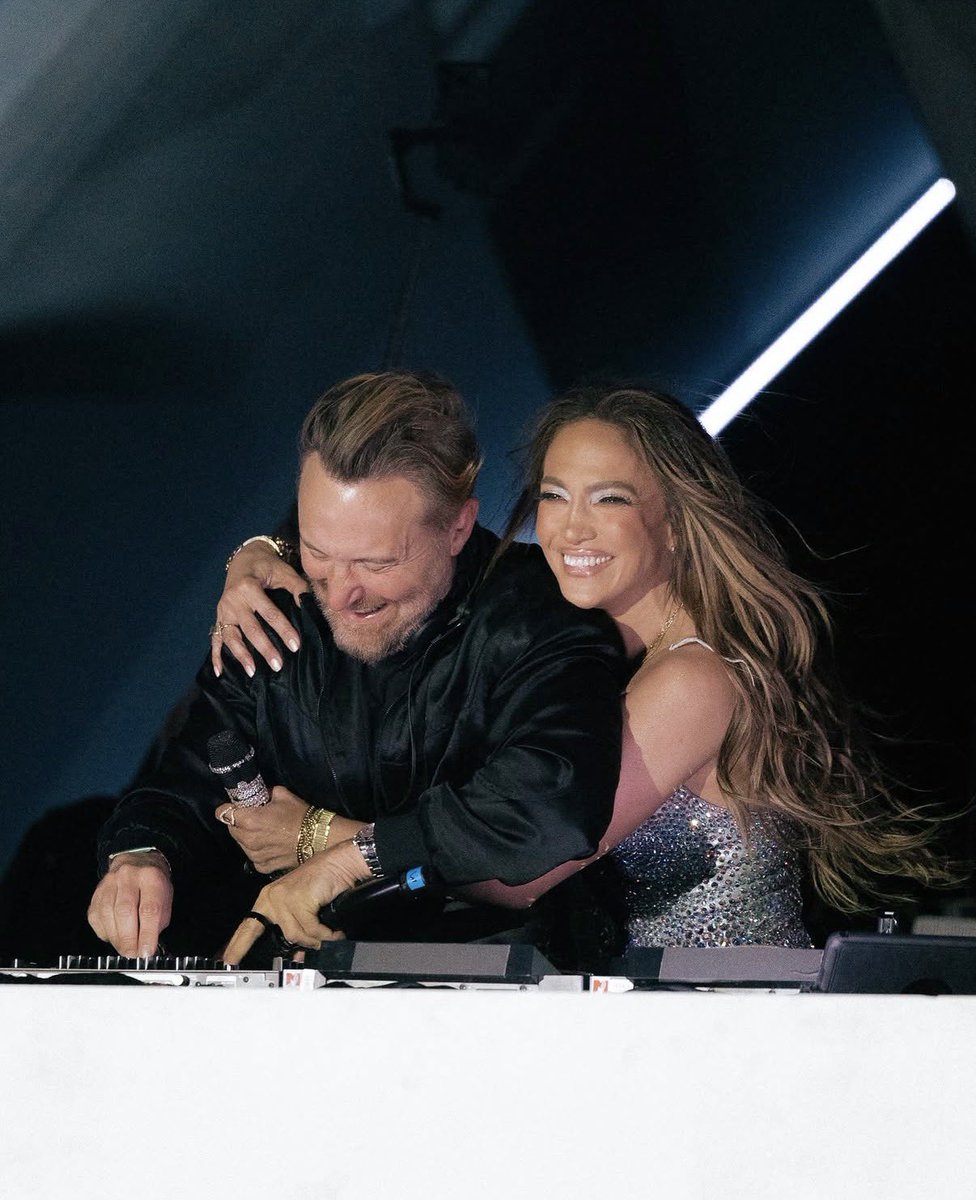 JLotickets's tweet photo. These two together create MAGIC! Especially at Coachella last night. https://t.co/fPmEDp5ioy