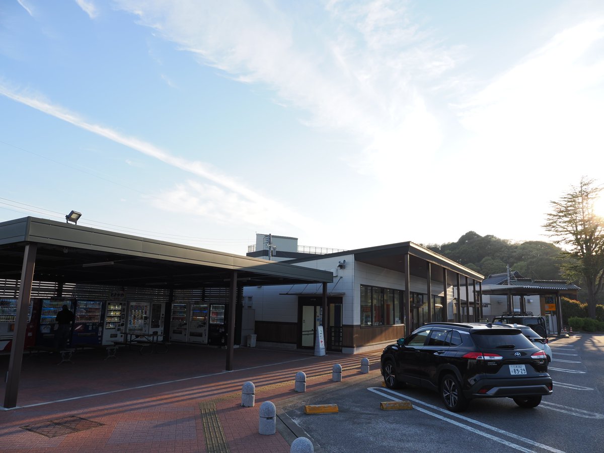 hatotoshed's tweet image. #トイレと自販機だけのPA 巡ってます
東名高速道路赤塚PA下り
ETC出入口:無
自販機数:たくさん
撮影日2026年4月3日17時頃

好きレベル★0
要素は満たしている
ETC出入口なし
建物ガラス張りで綺麗

天下の大動脈東名高速は交通量が多く
好きな雰囲気には程遠いことが分かった

#パーキングエリア
#PA