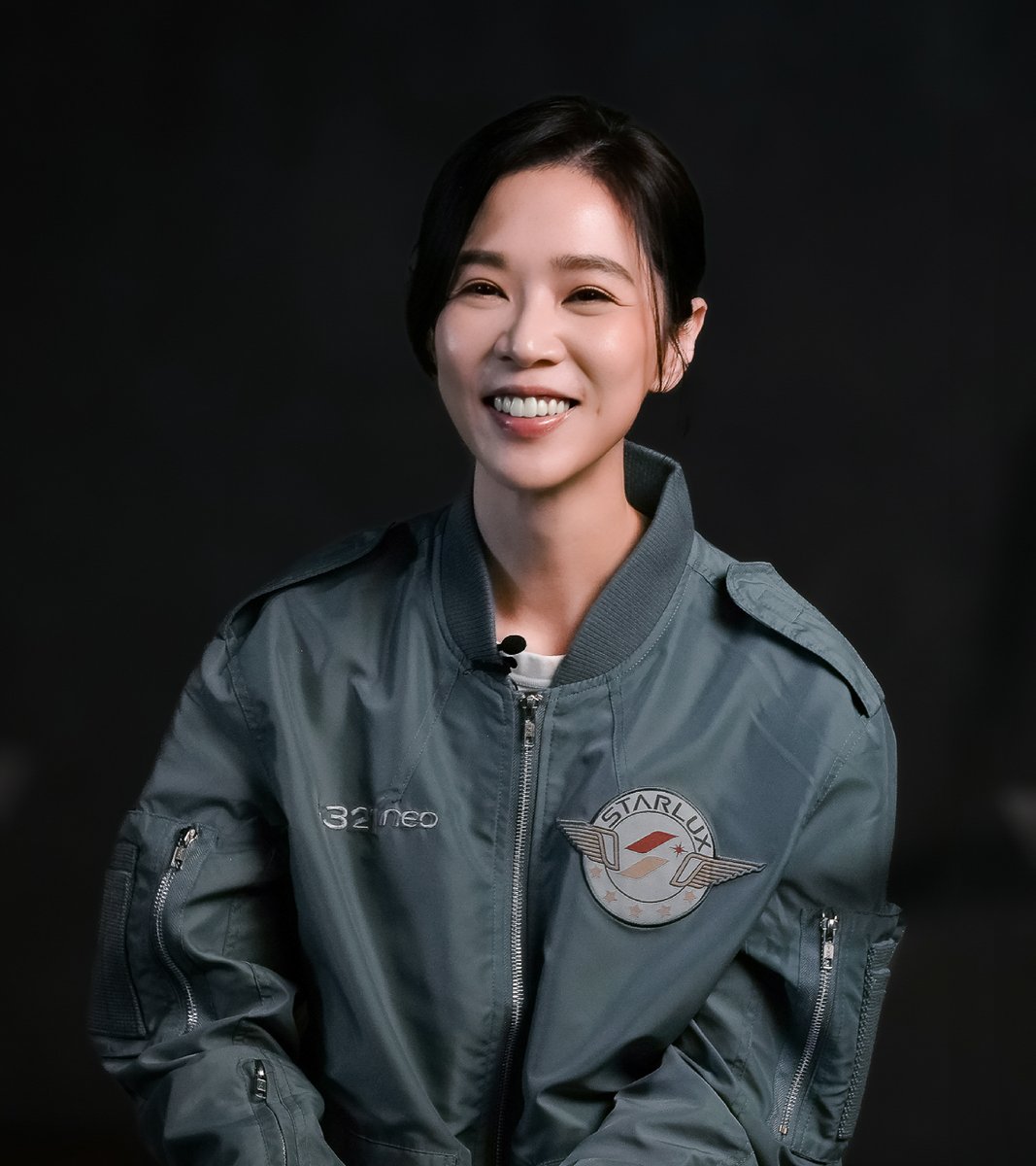 starluxjapan's tweet image. 機内のおすすめ番組を紹介する「Captain's Playlist」に、台湾ドラマ『俗女養成記』でもおなじみ謝盈萱（シエ・インシュエン）が登場👑

「40歳になって、こんなに若いファンができるなんて！」―彼女が振り返るエピソードの全編は、#STARLUX YouTubeチャンネルで📺

🔗youtu.be/Kl8VDzOBAJk