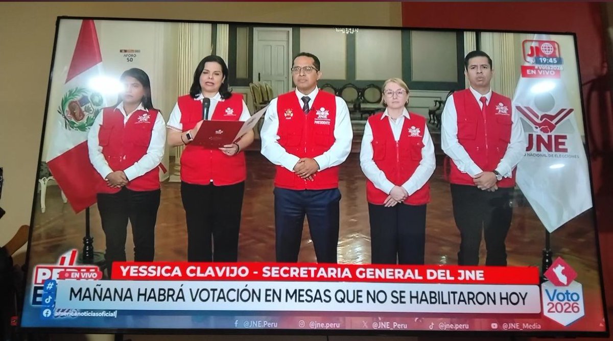 robxreyna's tweet photo. En Perú nomás pasa esto...
Antes que se exasperen: con bocas de urna difundidos e inicio de conteo de actas, esta podria significar una clara inducción al voto para los primeros lugares, y deja una madrugada para q los partidos contacten a comités de base en Lima Sur. Polémico. https://t.co/XHxdkB0AcQ