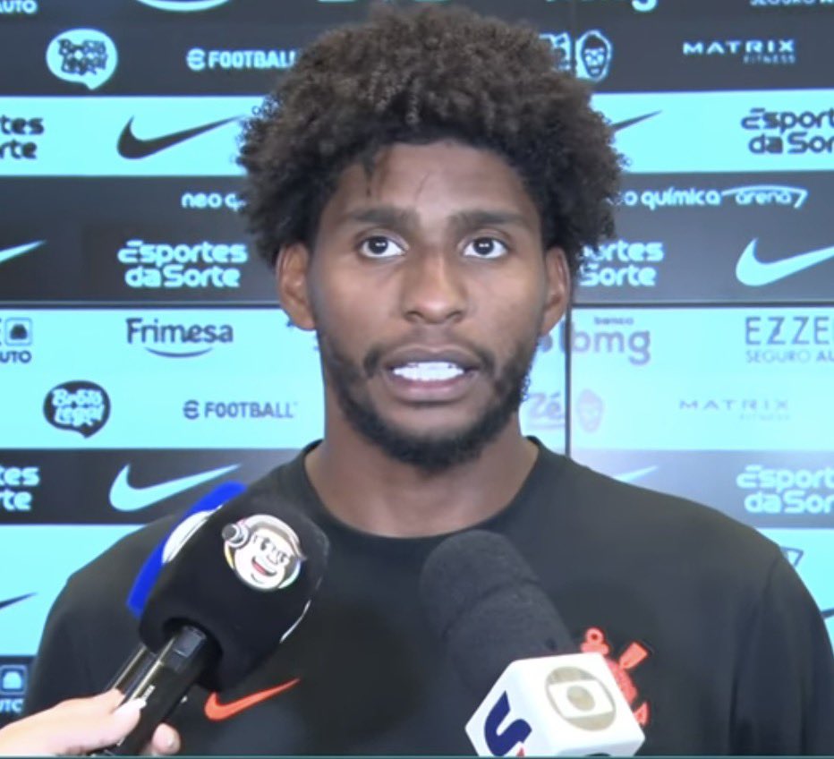 "O árbitro tava à procura de um motivo pra querer atrapalhar o jogo hoje. Desculpa falar sobre a arbitragem, mas... pareceu isso dentro do campo."

— Hugo Souza, goleiro do Corinthians.

Via: <a href="/CazeTVOficial/">CazéTV</a> 
📸 Reprodução/Cazé TV