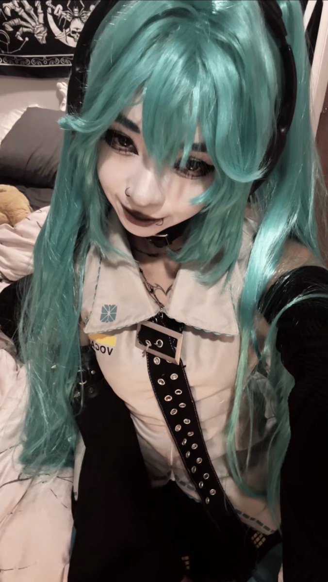 Cheonsavy's tweet photo. me if i was miku and she was also goth and 22 https://t.co/ASWqi9pWtv