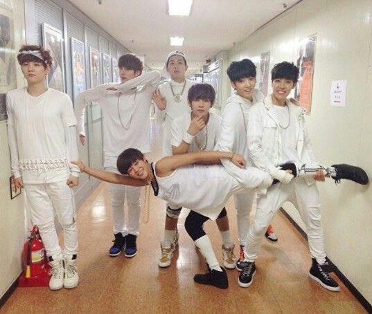 mun ⁷ VA A VER A BTS 😭 tweet media