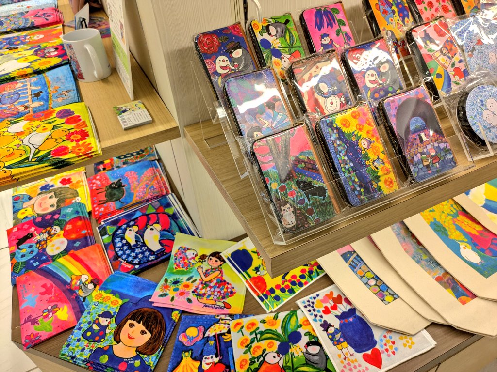 昨日もご来店いただき、誠にありがとうございます🌸たくさんのご縁と再会に恵まれ、新作原画の嫁ぎ先が決まったり、グッズもたくさんお迎えいただきました🥰
残り2日間です✨
🌸暑くなってきたので熱中症にはどうかご注意を🥤

#小田急百貨店町田店　1F　婦人服飾雑貨　#絵描き文鳥やまゆりのPOPUPSHOP