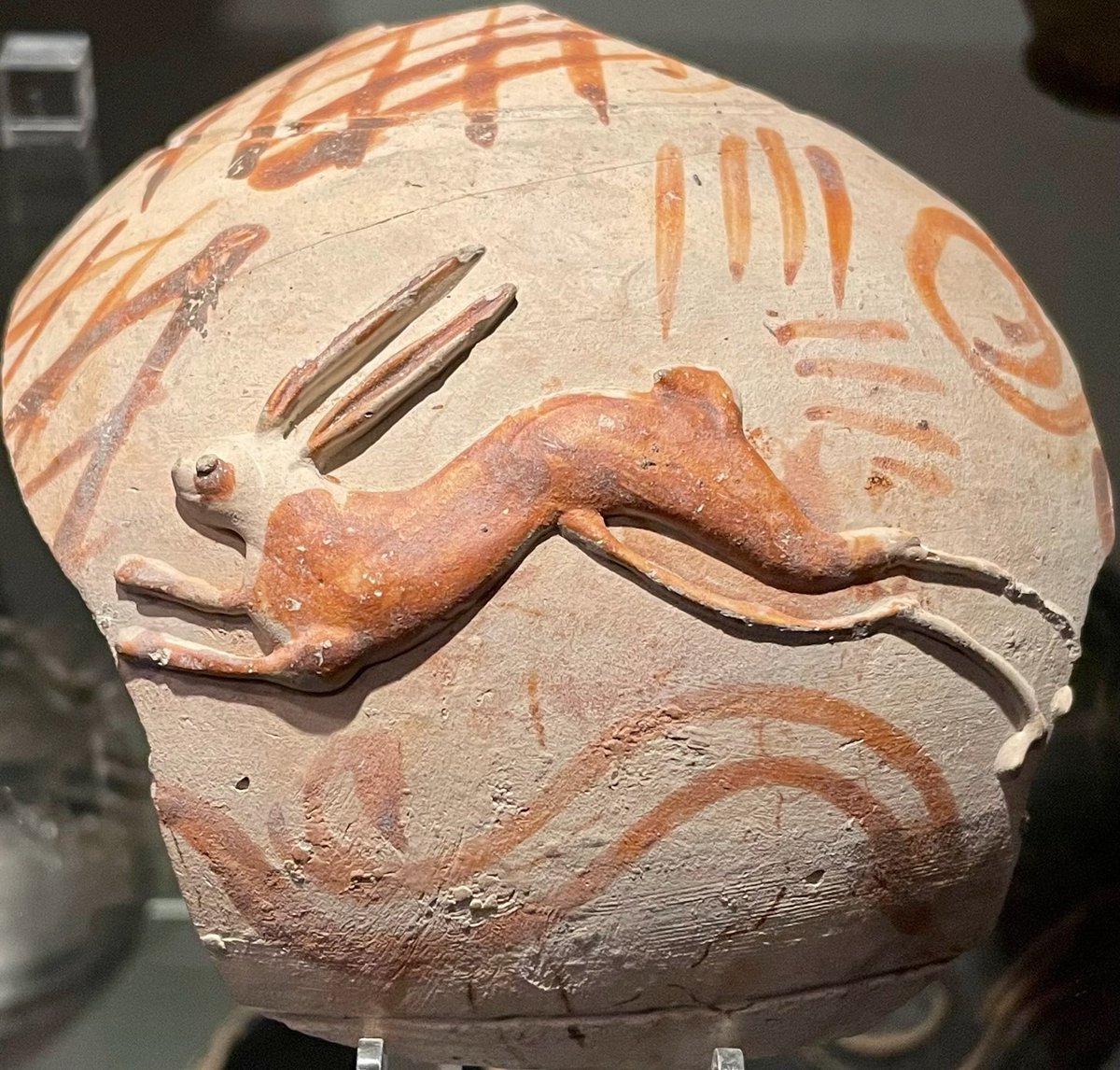 KPW1453's tweet image. Pottery cup fragment from Roman Peterborough (Durobrivae) depicting a magnificent hare. Now part of the collections at Peterborough Museum &amp;amp; Art Gallery. 📸 My own. #RomanBritain #Peterborough
