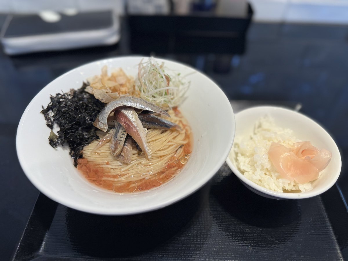 PasspoSoul's tweet photo. Fishmen@北本
一杯目
煮干しそば
アサリとトマトの炊き込みご飯
たまにはレギュラーの淡麗煮干し🍜
このふんだんな具材のってて900円切るとか普通じゃないw
ローストポークはトロ柔わで旨い😋
炊き込みご飯はトマトの爽やかさ感じ旨し😆
続く↓
#Fishmen https://t.co/4cxlXQVflG