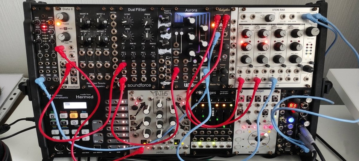 ExcelValley's tweet photo. ケーブルの迷路から抜け出し、音の世界へ。🎛️
どのパッチにも物語がある――このパッチは心に深く響く。🔴🔵

- 🛒：https://t.co/n3Iay1OGJK

#excelvalley #音楽機材 #ギター #ベース #エフェクター #宅録 #機材好きと繋がりたい #電子音楽 #音楽制作 #DTM #音作り #シールドケーブル #パッチケーブル https://t.co/AonXcCVXs8