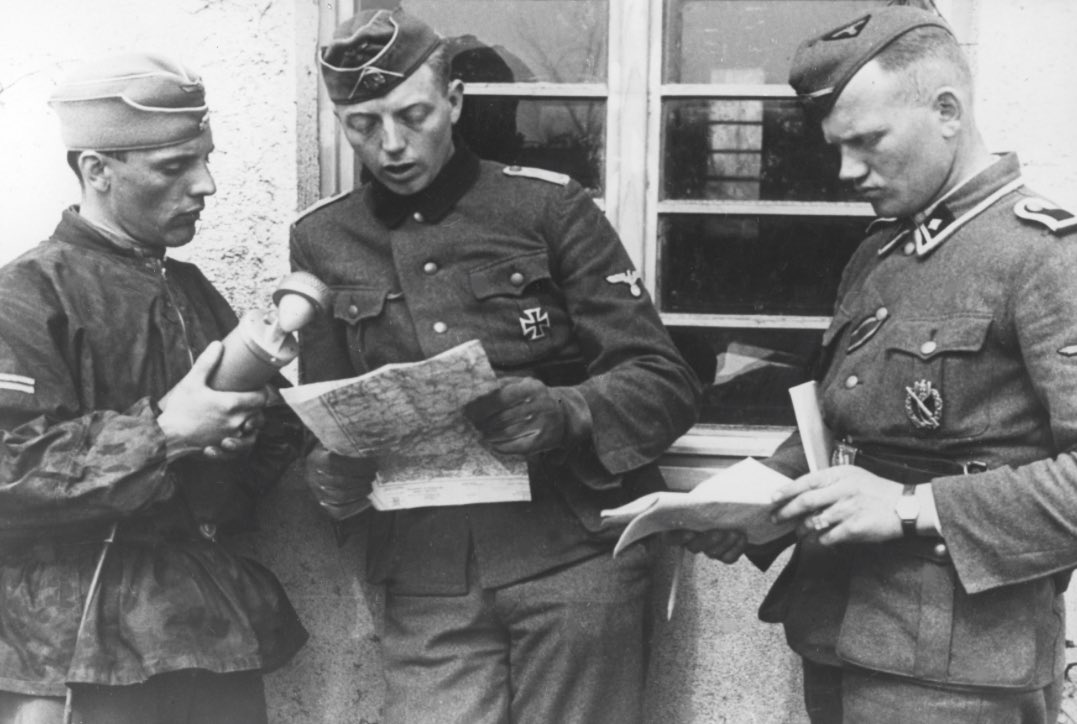 German___Army's tweet image. 報道隊員からユーゴスラビアの首都ベオグラード占領に関する取材を受けるSS少佐フリッツ・クリンゲンベルク「中央の人物」
#ドイツ軍 #SS