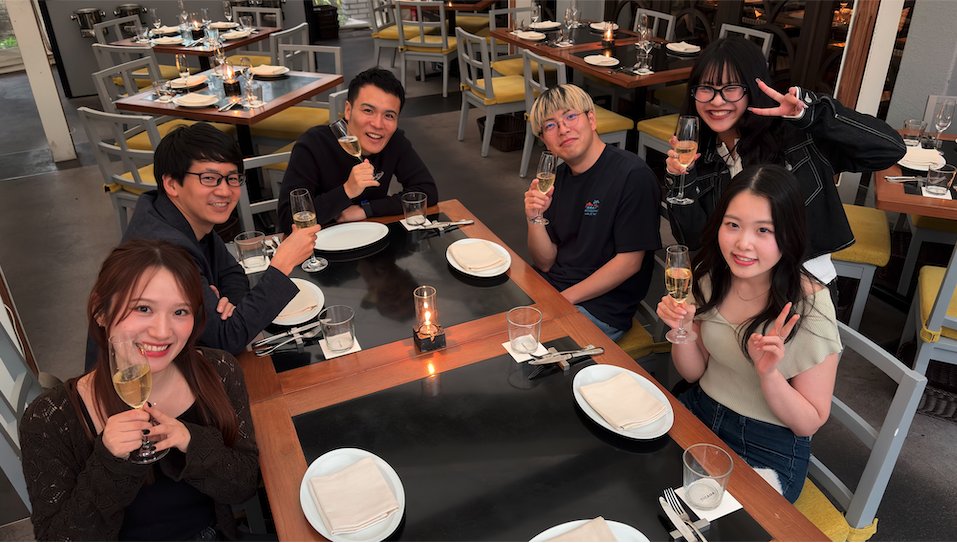 jb_develop_team's tweet photo. ホームページリニューアルを記念して、プロジェクトに関わったメンバーでお祝いの食事会を開催しました🎉

大きな壁を乗り越えてリリースまでやり切ったチーム、
本当にお疲れさまでした👏

ジャンボでは、こうした“分厚い壁”を突破したチームを、
しっかり感謝を込めて労う時間も大切にしています。
いいチームです🙌

#チーム開発 #社内文化 #リニューアル