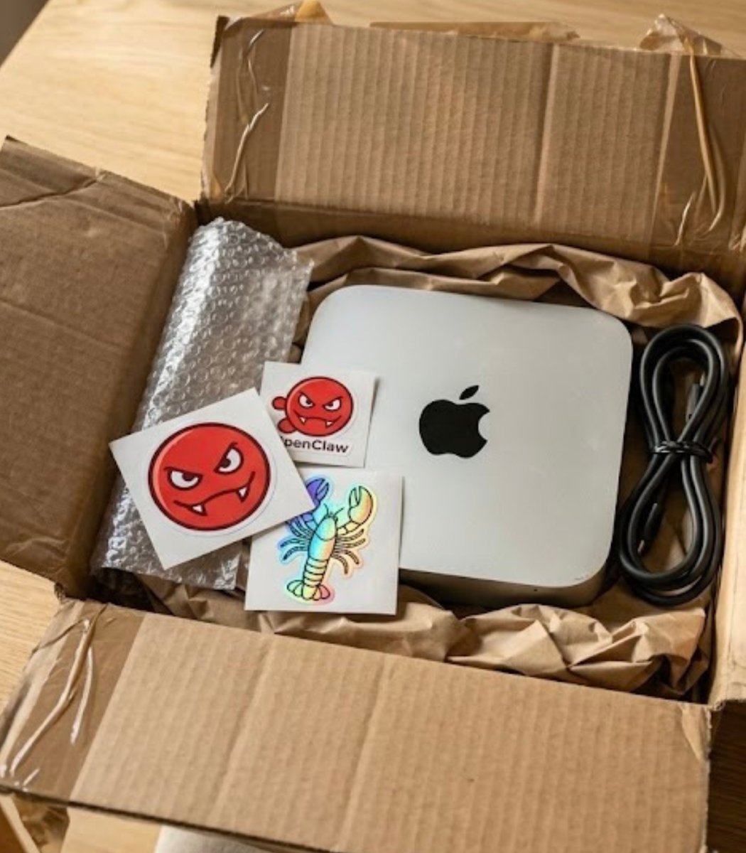 g_cooky's tweet photo. 上周三，我收到了一个快递，是我三周前冲动下单的Mac Mini，花了599美元，大概是我这辈子最上头的一次消费。

拆开盒子，里面就是主机、电源线，还有两张贴纸，一张愤怒红脸，一张龙虾，印着OpenClaw的标志。

我把机器摆上桌，插好电，打开Claude Code，干坐了二十分钟，完全没想好要用它做点什么。

最后干脆老老实实输入了一句���示：我刚花599美元买了台Mac Mini跑AI代理，现在一脸茫然，告诉我现在靠一台机器加一个策略最赚钱的路子是什么。

我本来以为它会让我训模型、做SaaS之类的技术活儿，结果Claude Code直接说，不用自己折腾，找现成做得好的人抄作业就行，让我去搜kingofcoinflips。

搜完我直接看傻了。
kingofcoinflips，总盈利813,226美元，3037次预测，2025年8月入场，足足9.7万人关注。

→ 钱包：https://t.co/K4eRsV3WiZ

赚了八十多万美元，用户名听着跟闹着玩一样，三千多笔交易，却一次都没真靠猜硬币赌过。

我让Claude Code分析了下它的策略，原理其实很简单：不赌涨跌，只抓市场反应滞后的机会，在价格明显被低估的时候入场，等着价值回归再收割。

比如10月21日比特币相关交易，23美分进场，盈利42,466美元，回报率330%。
1月2日比特币突破9万关口，0.19美元进场，盈利34,362美元，回报率422%。
还有勇士对阵老鹰、尼克斯的比赛，更是一单赚十几二十万美元。

三千多笔交易，稳稳拿下八十多万美元，看似随意，实则逻辑很稳。

我接着问Claude Code，我这台新Mac Mini能不能跑这套策略。
它说只需要一个脚本、一个API连接就够，机器性能完全够用，短板不在设备，而在进场时机，这台电脑完全能跟上交易所的速度，只差我动手去做。

而现实是，这台Mac Mini在我桌上闲置了整整三周。
同样的配置、同样的网络、同样的条件，别人用类似的设备赚了八十多万，我的还在落灰。

我花599美元买了台电脑，有人用差不多的成本，赚回了81.3万美元。

它现在还安安静静待在桌上，贴纸也还躺在盒子里，那个钱包依旧在运行，近十万人在跟着关注。

我最后问Claude Code：我公寓里最贵的镇纸是哪个？
它回答：一台599美元的Mac Mini，明明能帮你赚钱，却一直在等你按下开始键。

那张印着愤怒红脸的贴纸还摆在桌上，每天都像在无声吐槽我。

如果想在Polymarket上使用跟单交易，我推荐使用: https://t.co/YctmjqirET

#Polymarket