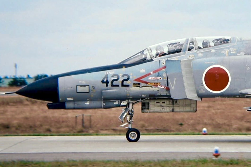 0w2pmY8c6oJ292i's tweet photo. 昨日に続いて303SQのシャークティースを
①82年戦競機で目玉が赤で塗装
②84年戦競機でこの機体はシリアルの下に 鮫のエラを記入
③85年戦競機で珍しくオレンジ色で塗装
④シャークではありませんが81年初優勝を祝ってインテークベーンにVの字を記入
#第303飛行隊50周年 https://t.co/tZJlTaNZO5