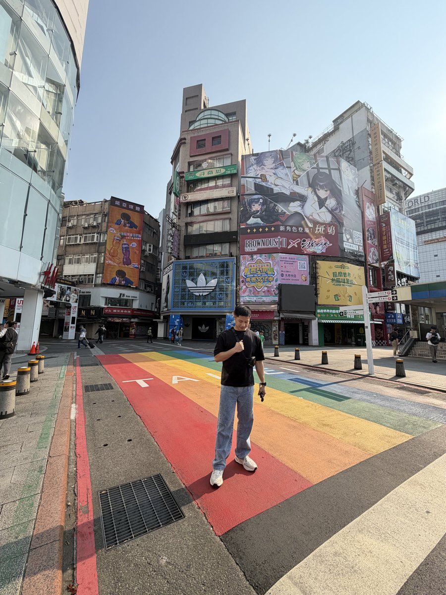 jickson0326's tweet image. Walking on colors in Taipei 🌈

#Ximending #RainbowStreet #Taipei #Taiwan #TaiwanVibes #Colorful #TravelTaiwan #ExploreTaiwan #TravelGram #Wanderlust