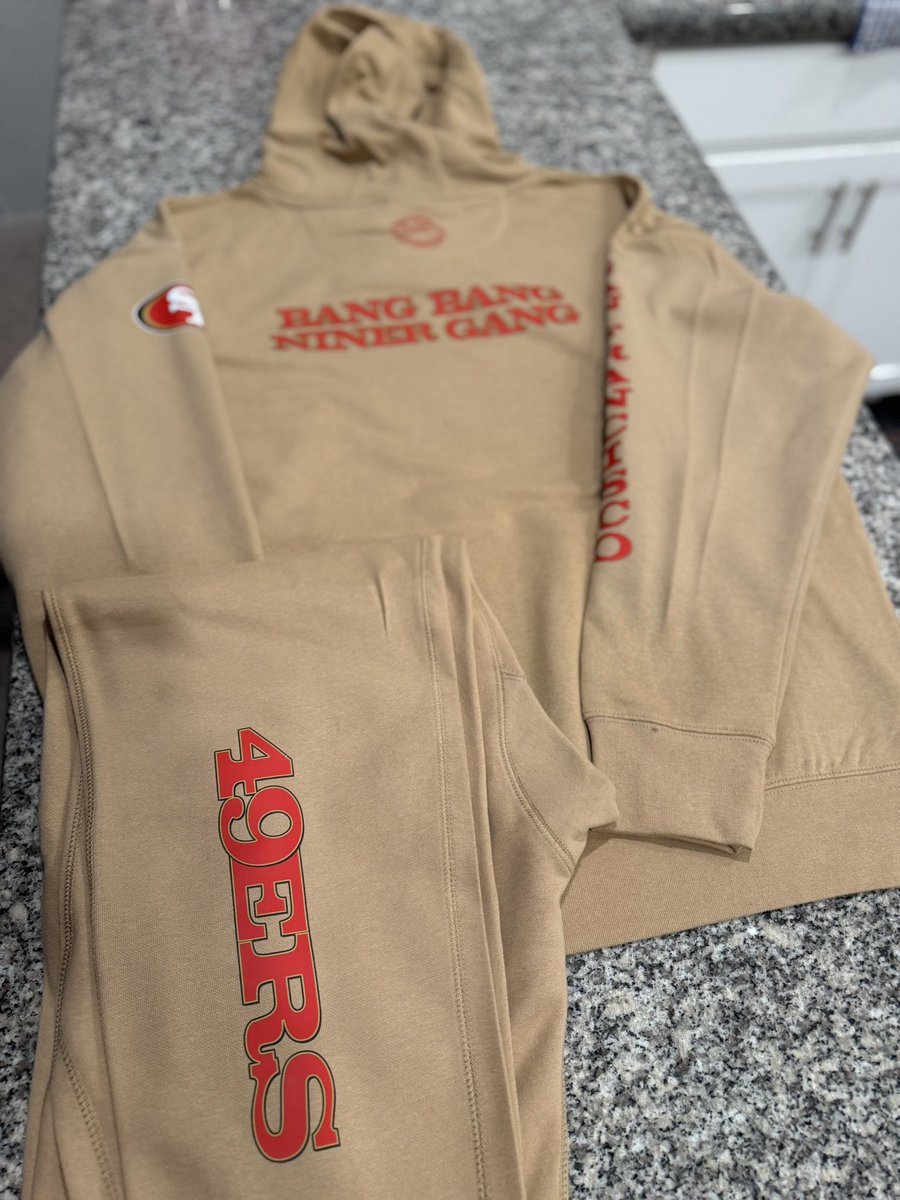 DJMC72's tweet image. Shipping another 49ers set… yeah it’s regular now.

Different teams, same movement. Nationwide 💪🏽

Don’t Judge Me… I Be In These Streets

Stay locked in… May 👀

#DontJudgeMe #Streetwear #SupportSmallBusiness #ShopOnline #Nationwide